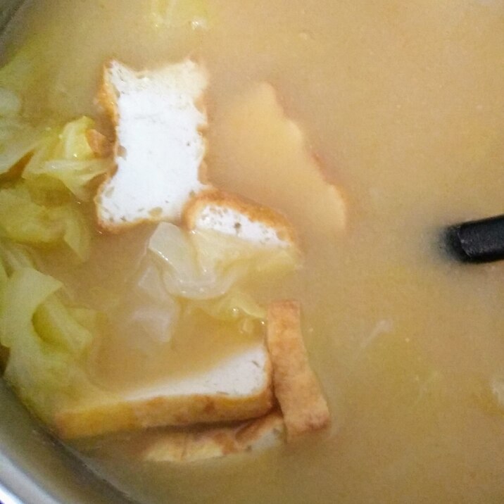 食べごたえあり◎厚揚げとキャベツの味噌汁